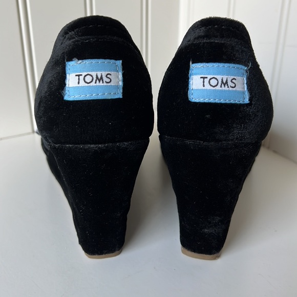 Toms Black Velvet Peep Toe Wedge Heels Slip On Sandals Size 9.5 - Picture 3 of 11